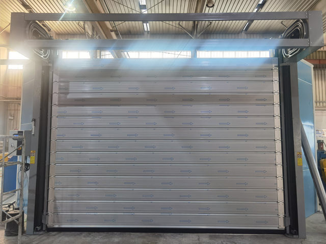 Roll-up sound insulation door